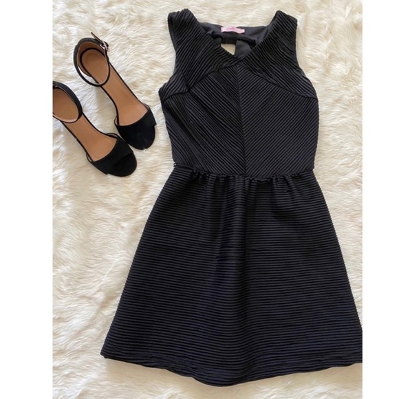 Candie’s Pleaded Black Dress With Back Bow Large - Picture 4 of 8